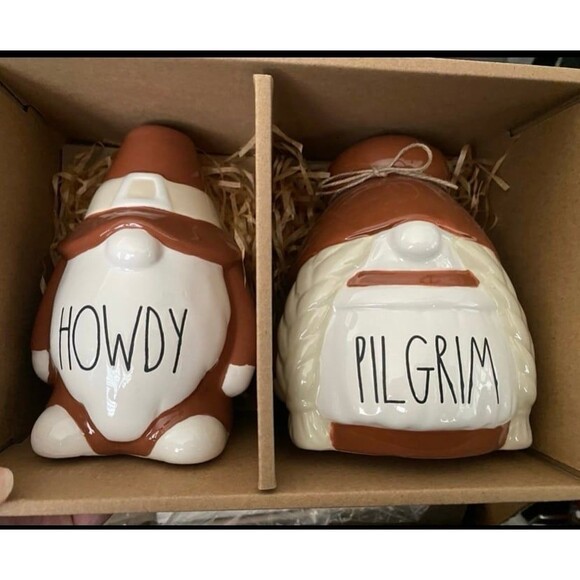 Rae Dunn Howdy Pilgrim Gnomes Set of 2 Thanksgiving Fall Decor NWT - Picture 1 of 5